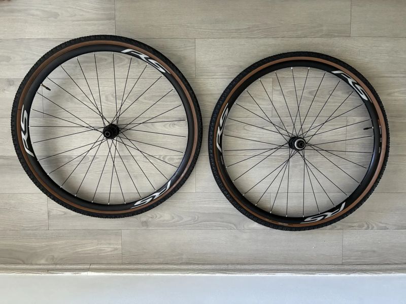Zapletená silniční/gravel kola Shimano WH-RS170 CL
