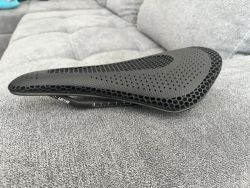 Karbonové 3D sedlo Bucklos, 143mm