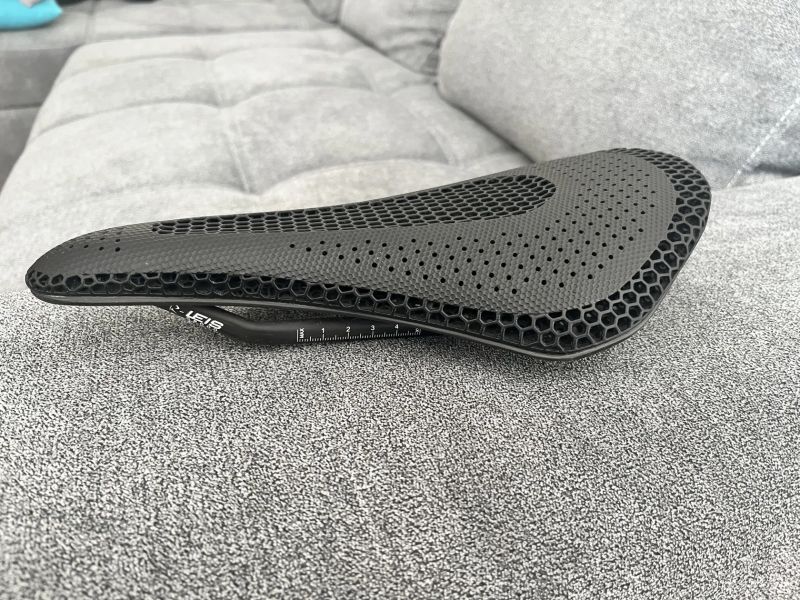 Karbonové 3D sedlo Bucklos, 143mm