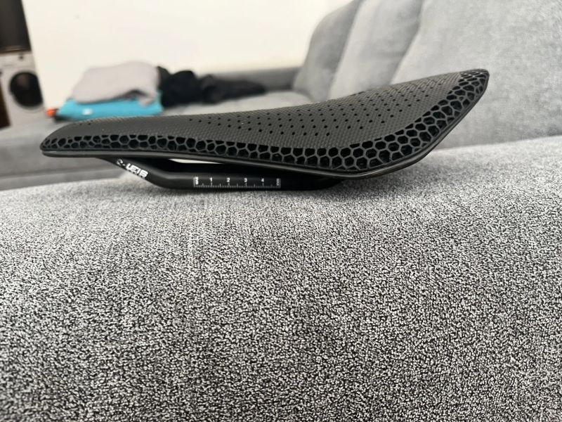 Karbonové 3D sedlo Bucklos, 143mm