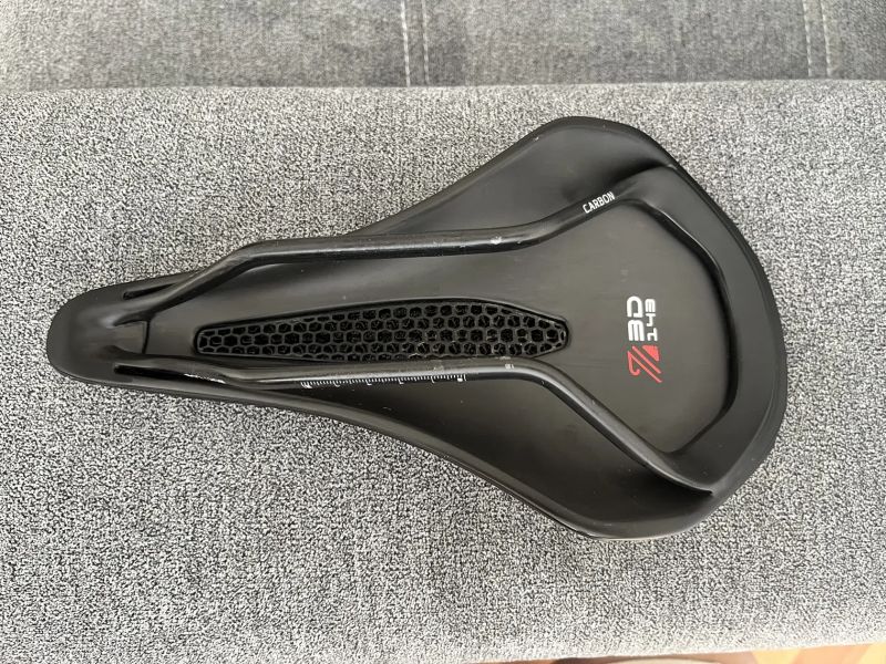 Karbonové 3D sedlo Bucklos, 143mm