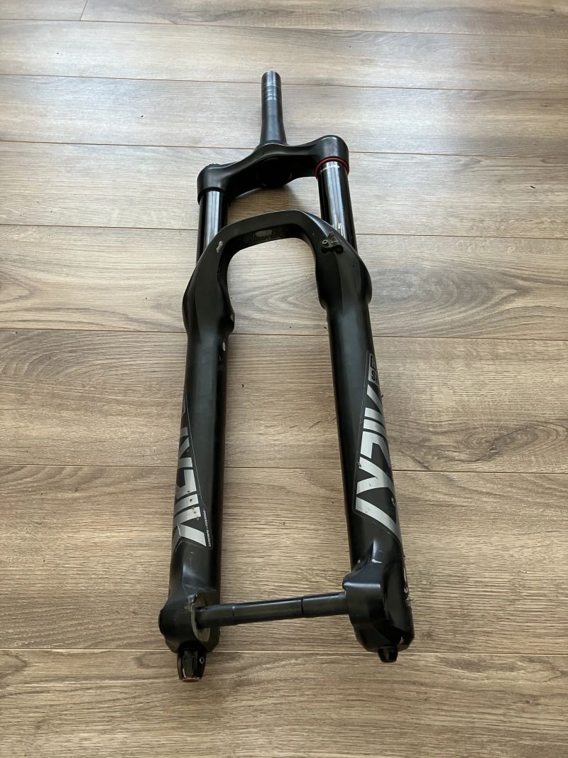 Rock Shox Lyric, pro 27,5 kolo, zdvih 170 mm