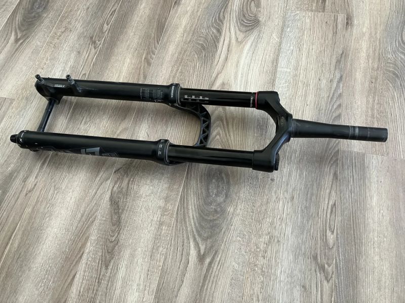 Rock Shox Lyric, pro 27,5 kolo, zdvih 170 mm
