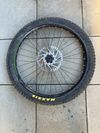 Přední kolo s nábojem Shimano SLX a ráfkem KLS plášťem Maxxis a kotoučem Shimano 203 mm