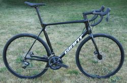 GIANT TCR Advanced 1 Disc 2023 – závodní karbonová silnička – NOVÁ