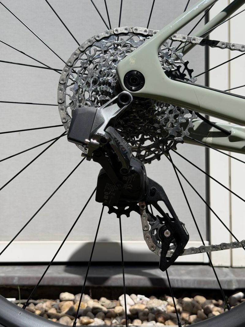 Van Rysel GCR SRAM Rival XPLR AXS (vel. M) – karbonový gravel