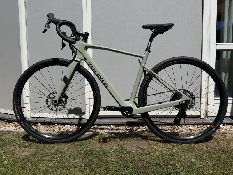 Van Rysel GCR SRAM Rival XPLR AXS (vel. M) – karbonový gravel