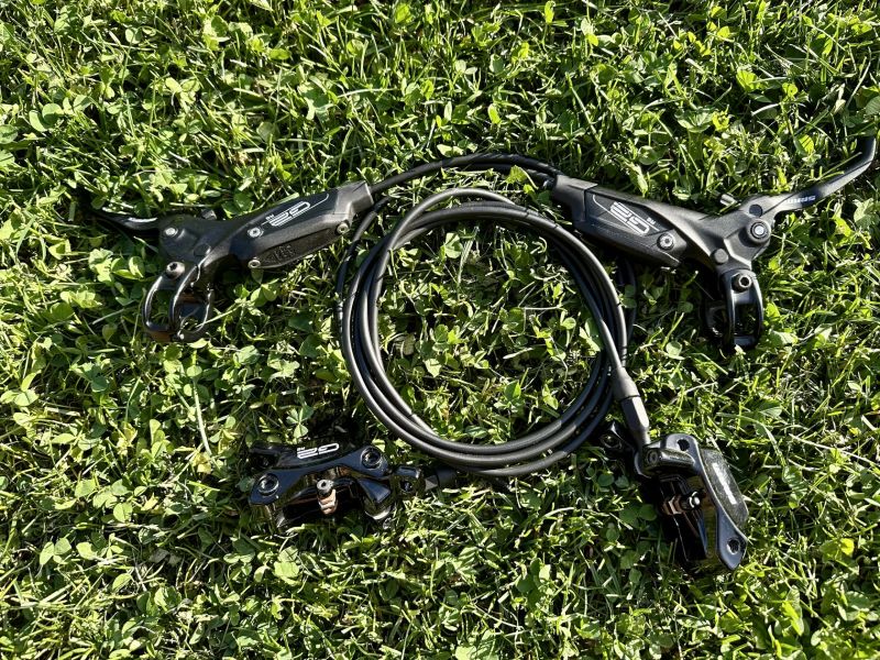 Takmer nové Sram G2 RE 4-piestové hydraulické brzdy - sada