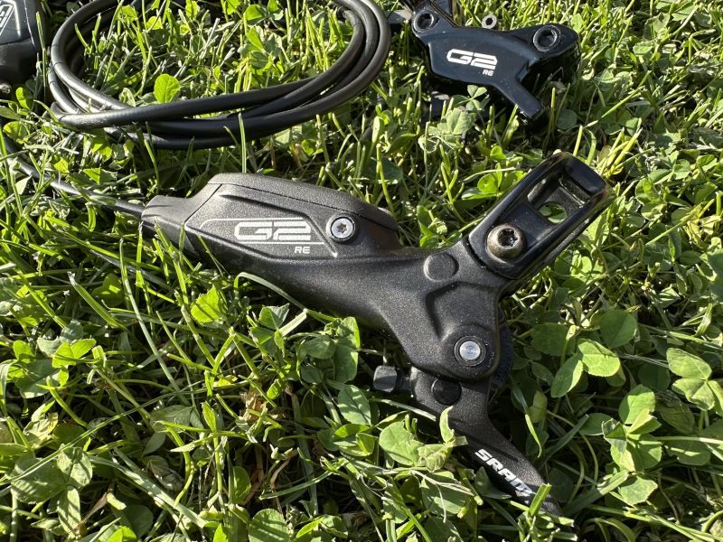 Takmer nové Sram G2 RE 4-piestové hydraulické brzdy - sada