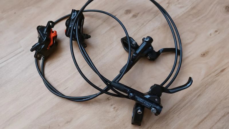 čtyřpístkové brzdy Shimano Deore br-m6120
