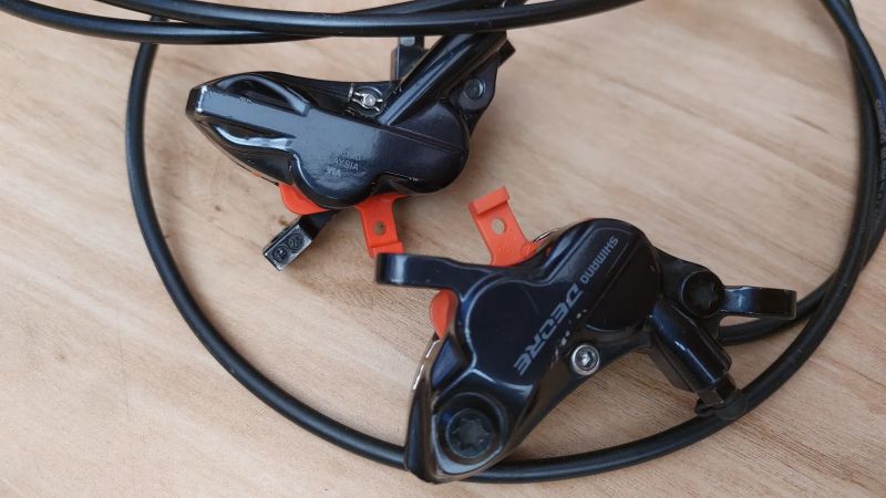 čtyřpístkové brzdy Shimano Deore br-m6120