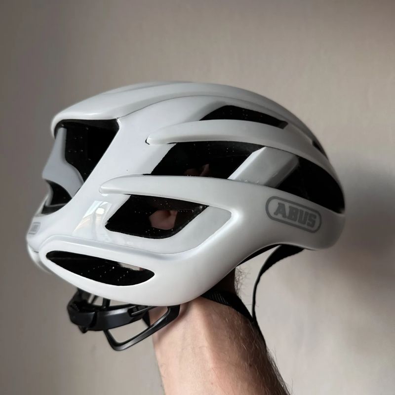 Cyklistická helma Abus Airbreaker Polar White Matt vel. Medium