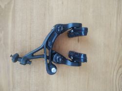 Přední brzda Colnago Direct Mount. Zadní brzda Shimano Ultegra Direct Mount.