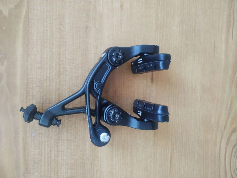 Přední brzda Colnago Direct Mount. Zadní brzda Shimano Ultegra Direct Mount.