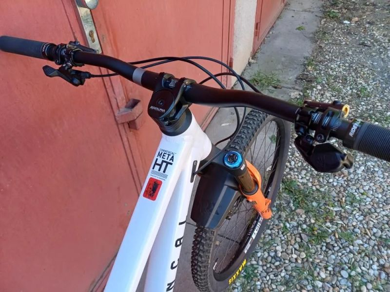 Commencal Meta HT V3 2025 –TOP stav, vylepšená výbava