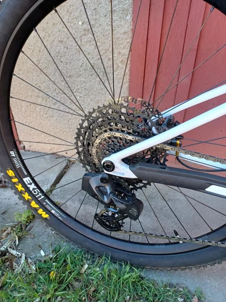 Commencal Meta HT V3 2025 –TOP stav, vylepšená výbava