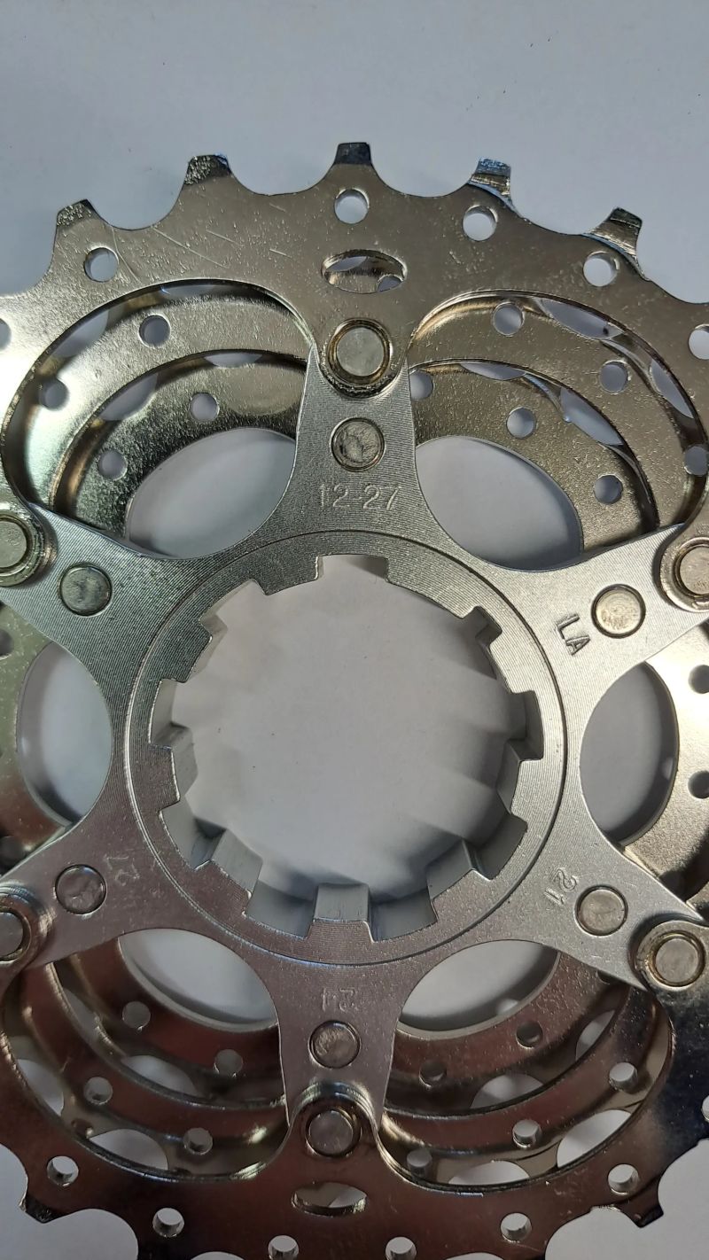 Prodám novou nepoužitou kazetu Shimano 105 CS-R5700 10-kol 12-27