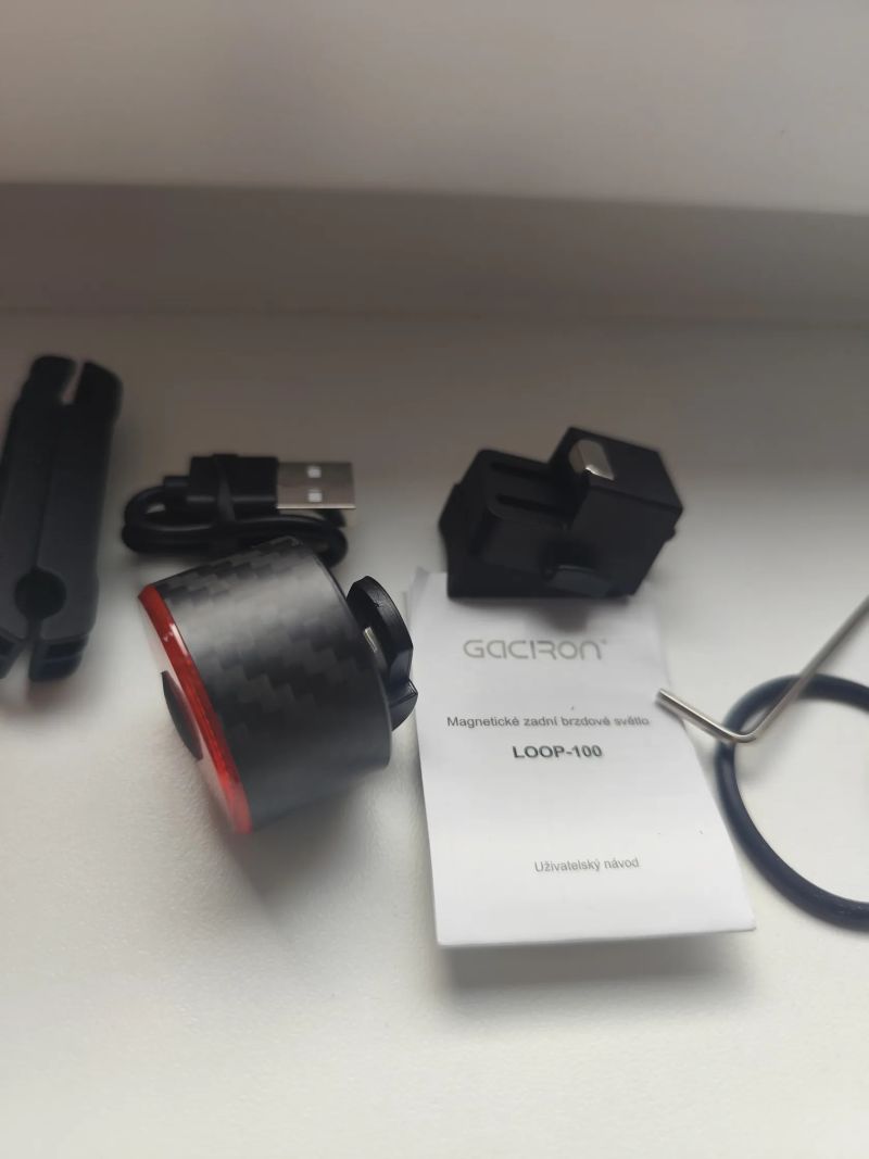 Gaciron Loop 100 Carbon - chytré zadní světlo 