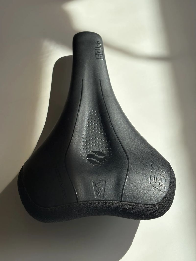 Prodám sedlo Sedlo 614 Ergowave active 2.1 (gravel) 140 mm.
