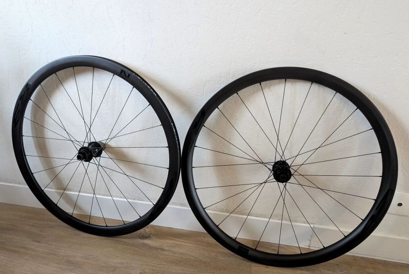 Novatec Karbonová kola R3 Disc CL Pro nepoužitá HG orech