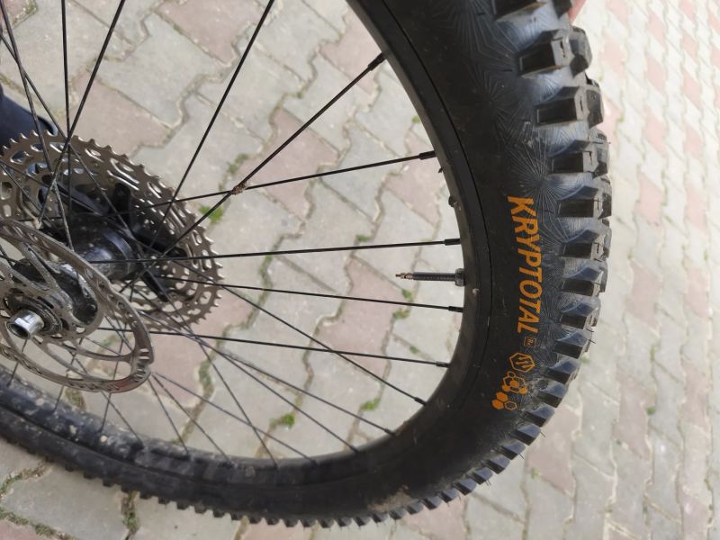 Kompletní kolo wtb, Shimano, plášť, bezduše, kazeta, kotouč 