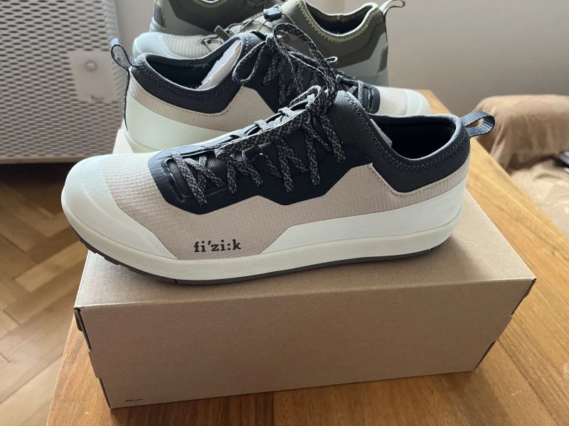 Cyklistické tretry Fizik Versor 2 Off-White / Anthracite FLAT