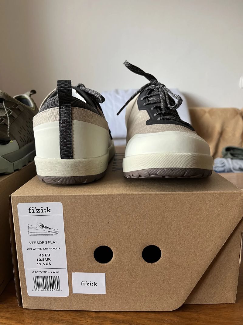 Cyklistické tretry Fizik Versor 2 Off-White / Anthracite FLAT
