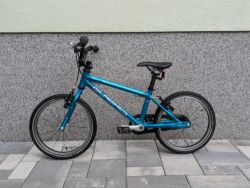 Špičkové 5.8kg dětské kolo Islabikes Cnoc 16 – Perfektní stav jako WOOM a Beany