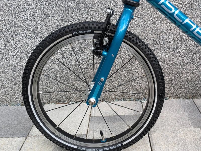 Špičkové 5.8kg dětské kolo Islabikes Cnoc 16 – Perfektní stav jako WOOM a Beany