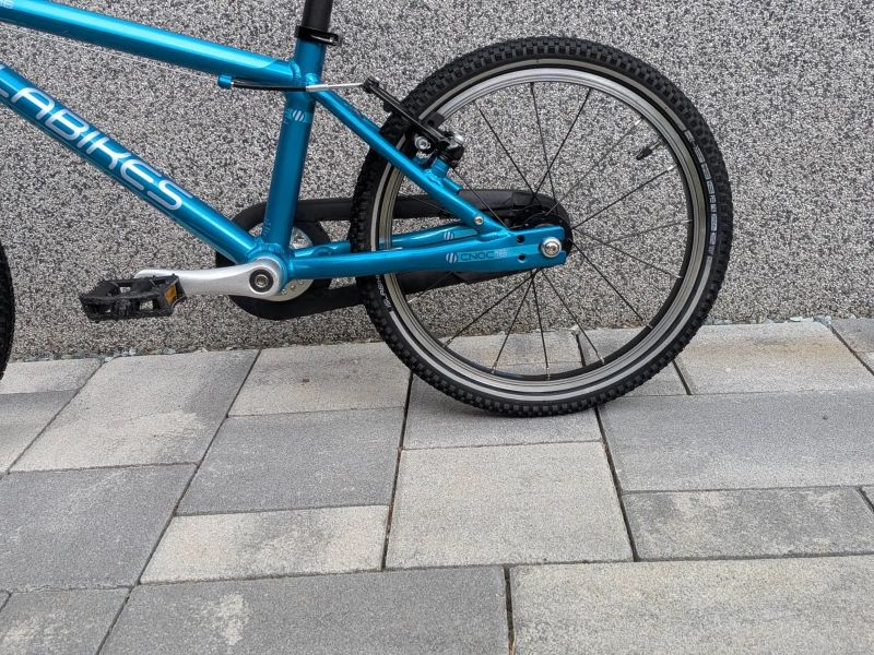 Špičkové 5.8kg dětské kolo Islabikes Cnoc 16 – Perfektní stav jako WOOM a Beany