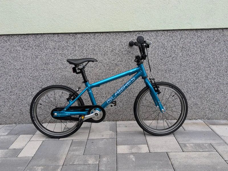 Špičkové 5.8kg dětské kolo Islabikes Cnoc 16 – Perfektní stav jako WOOM a Beany