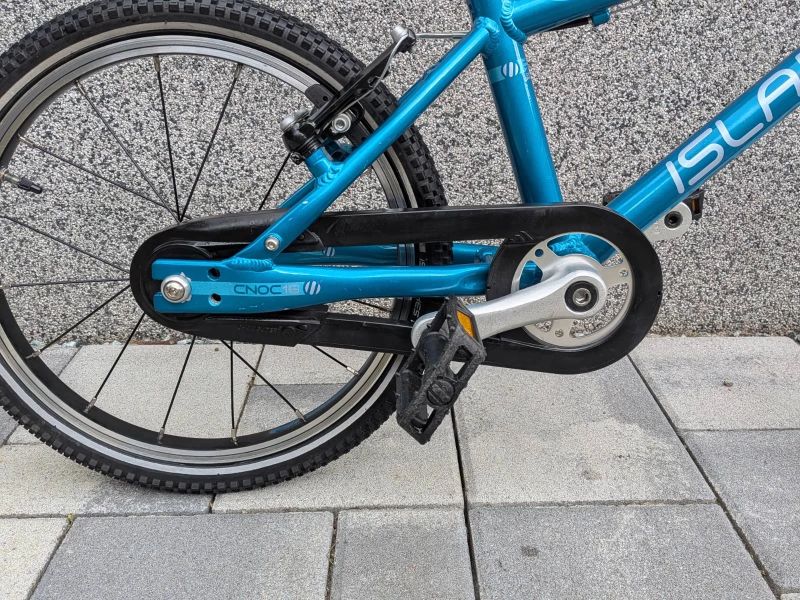 Špičkové 5.8kg dětské kolo Islabikes Cnoc 16 – Perfektní stav jako WOOM a Beany