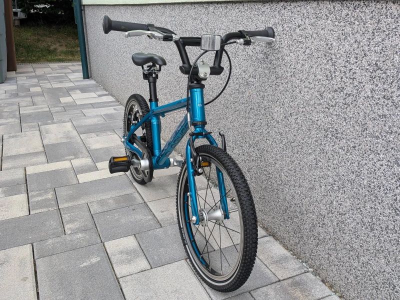 Špičkové 5.8kg dětské kolo Islabikes Cnoc 16 – Perfektní stav jako WOOM a Beany