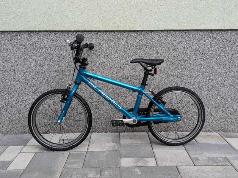 Špičkové 5.8kg dětské kolo Islabikes Cnoc 16 – Perfektní stav jako WOOM a Beany