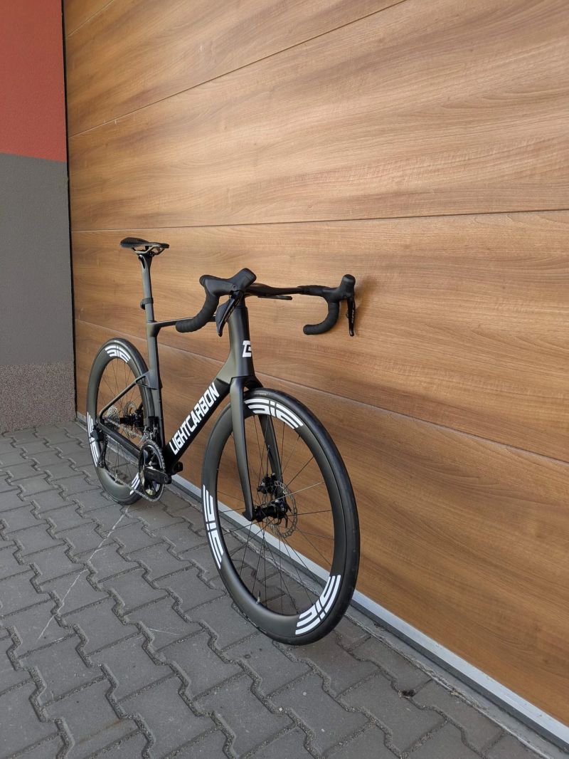 Závodní silniční kolo LightCarbon LCR018-D