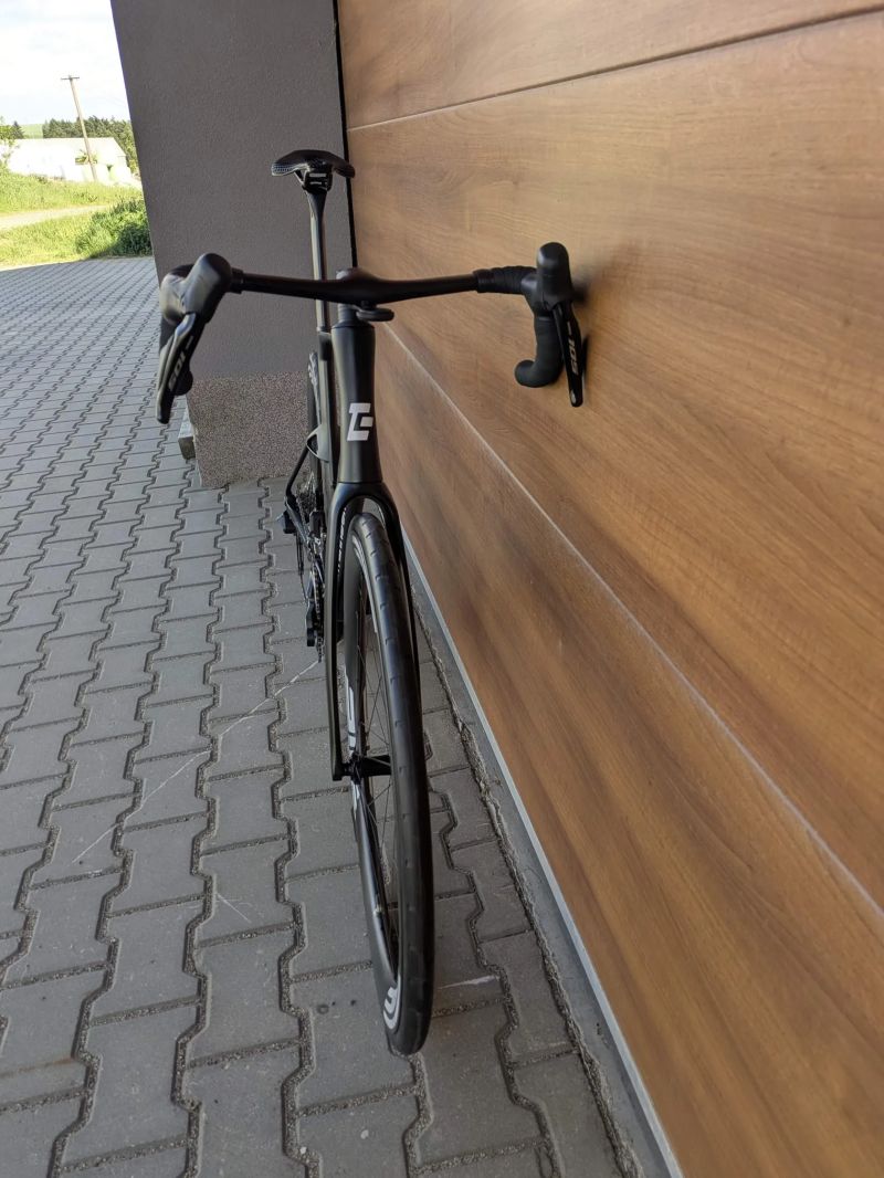 Závodní silniční kolo LightCarbon LCR018-D