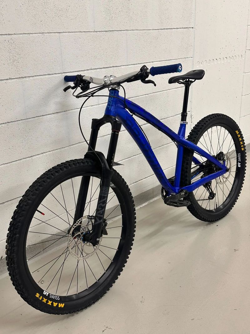 Custom Enduro kolo Dartmoor Hornet - TITLE doplňky