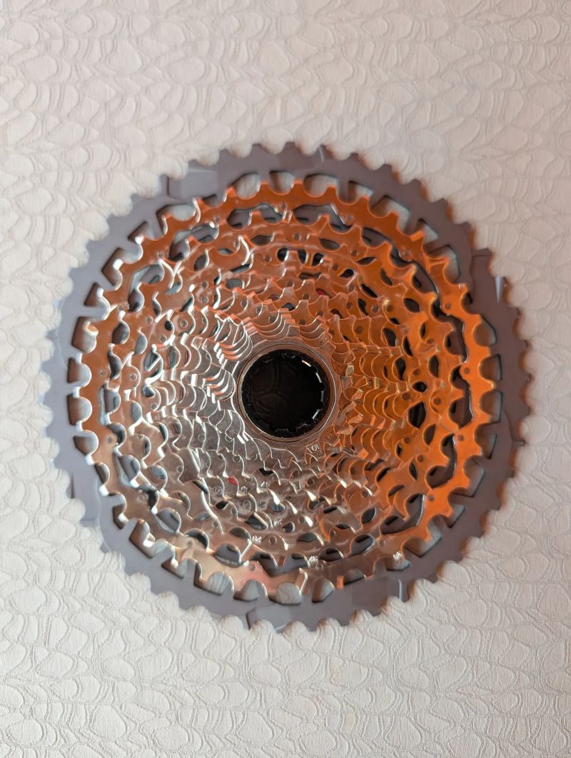 Prodám 13rychlostní gravel sadu SRAM Rival XPLR AXS E1 (Přehazovačka + Kazeta)