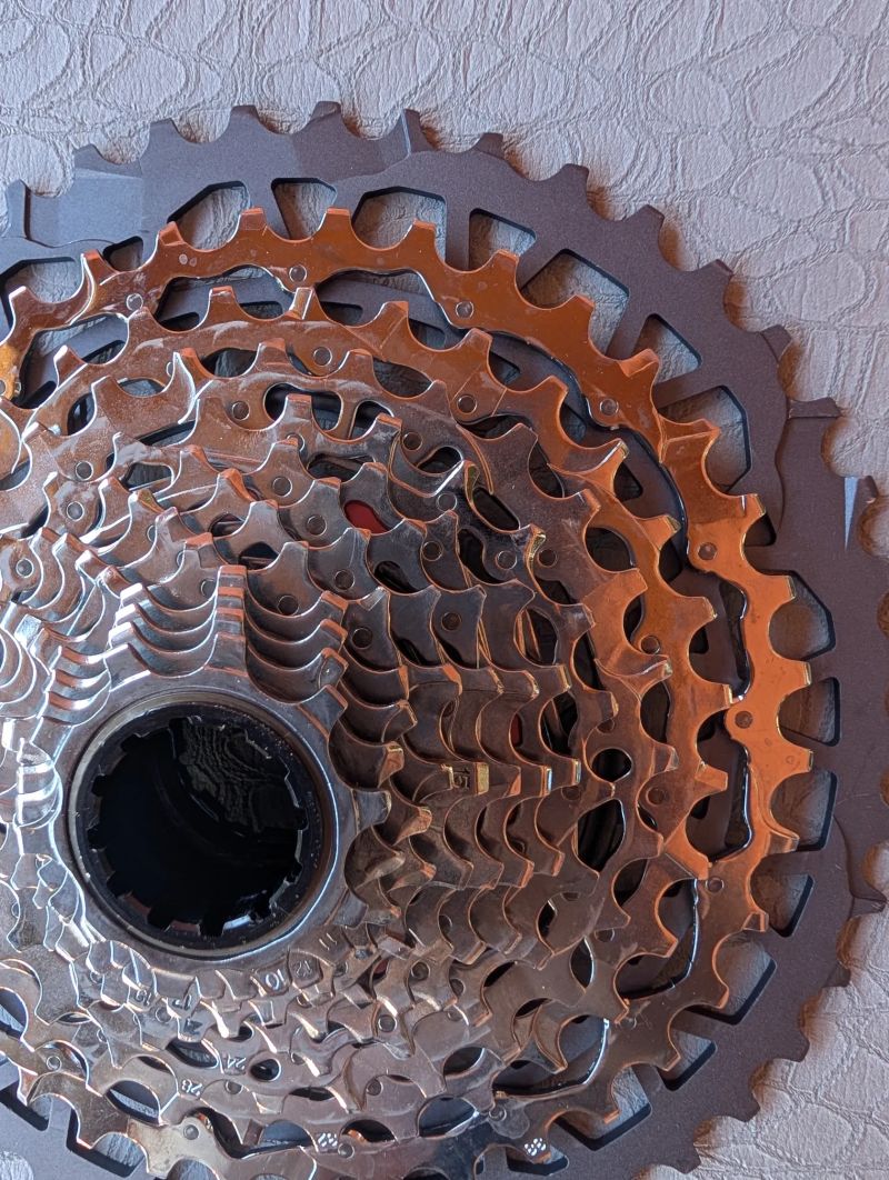 Prodám 13rychlostní gravel sadu SRAM Rival XPLR AXS E1 (Přehazovačka + Kazeta)