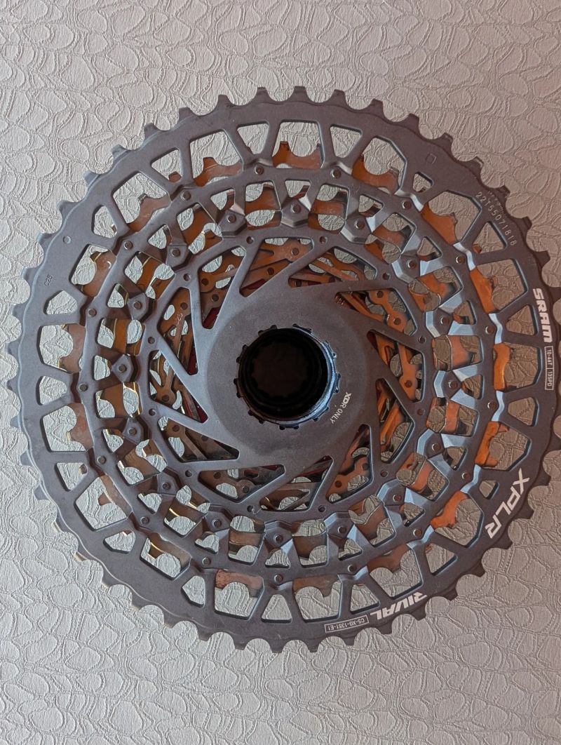 Prodám 13rychlostní gravel sadu SRAM Rival XPLR AXS E1 (Přehazovačka + Kazeta)