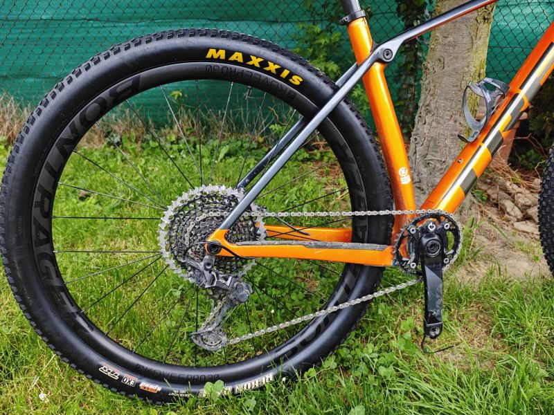 Trek Procaliber 9.8, Fox Factory 34, kliky xx1 s wattmetrem