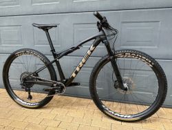 TREK Supercaliber 9.8, vel. M, karbonová kola DAMIL 1350g
