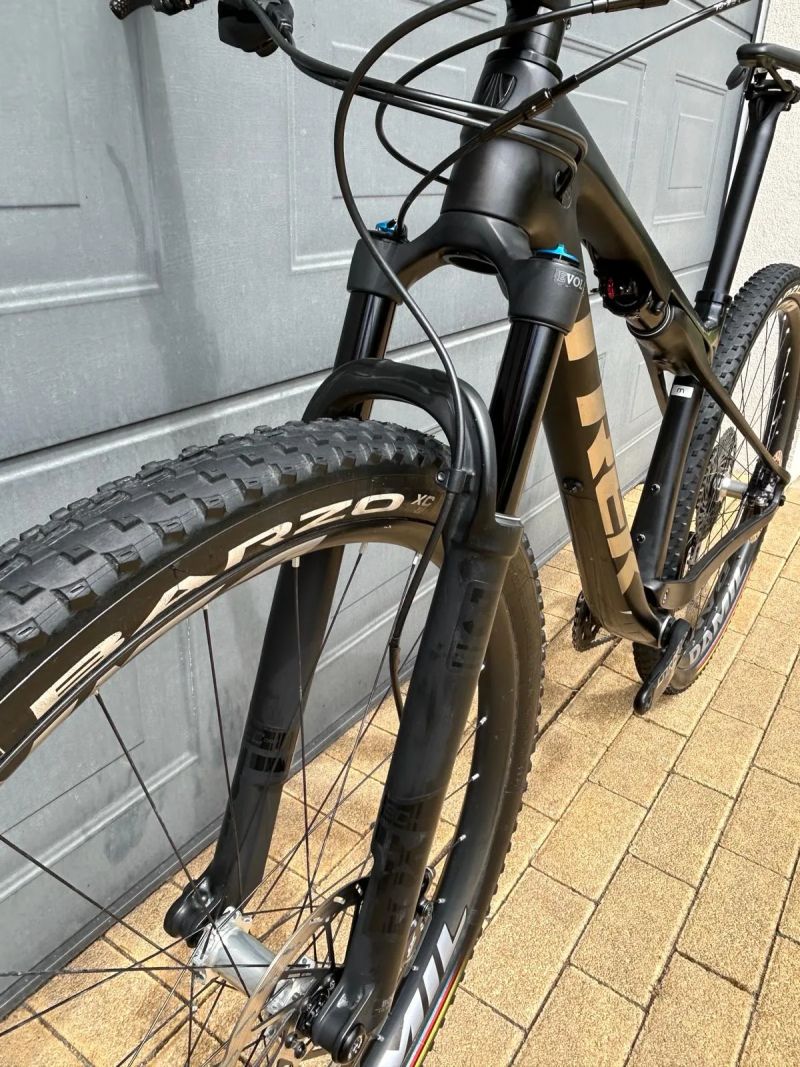 TREK Supercaliber 9.8, vel. M, karbonová kola DAMIL 1350g