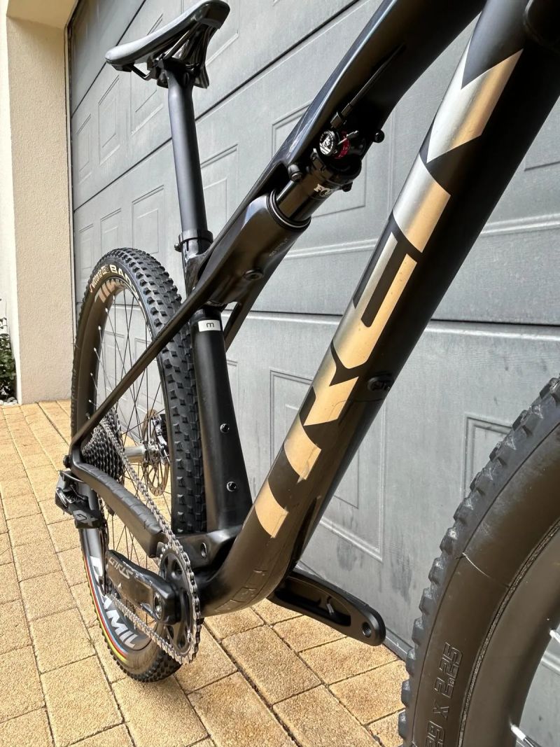 TREK Supercaliber 9.8, vel. M, karbonová kola DAMIL 1350g