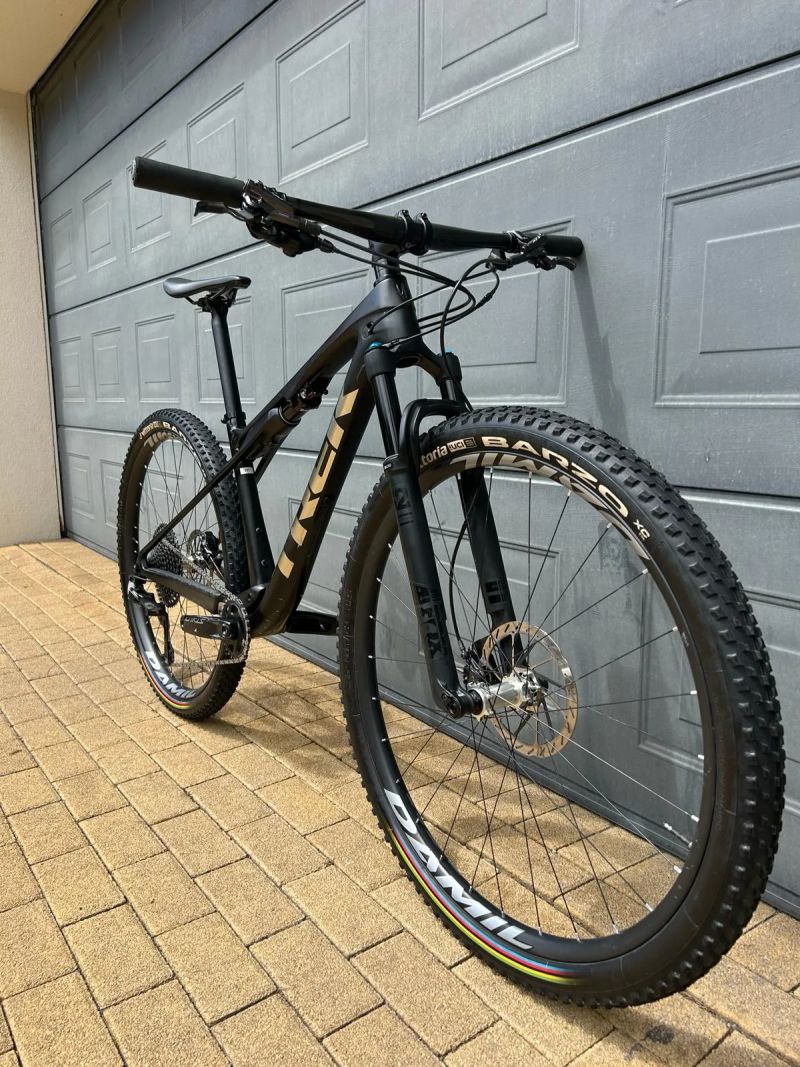 TREK Supercaliber 9.8, vel. M, karbonová kola DAMIL 1350g