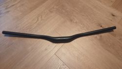 Řídítka OneUp V1 Carbon, průměr 35 mm, šířka 800 mm, rise 35 mm, zahnutí 8° dozadu, 5° nahoru 
