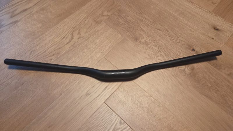Řídítka OneUp V1 Carbon, průměr 35 mm, šířka 800 mm, rise 35 mm, zahnutí 8° dozadu, 5° nahoru 
