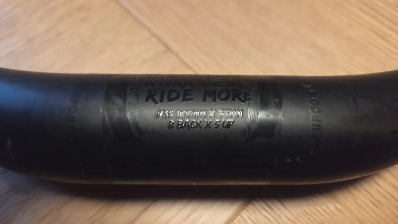 Řídítka OneUp V1 Carbon, průměr 35 mm, šířka 800 mm, rise 35 mm, zahnutí 8° dozadu, 5° nahoru 