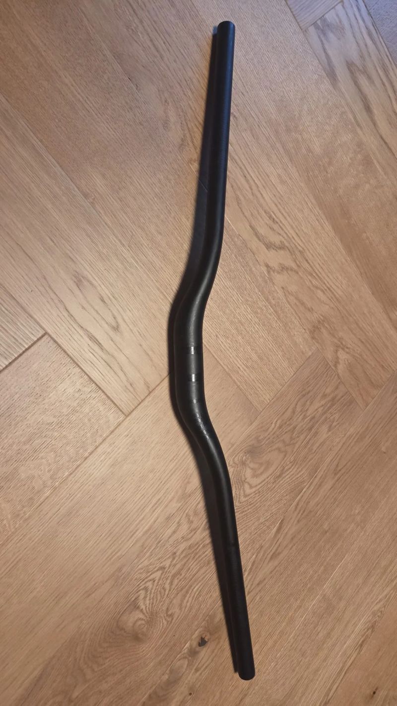 Řídítka OneUp V1 Carbon, průměr 35 mm, šířka 800 mm, rise 35 mm, zahnutí 8° dozadu, 5° nahoru 