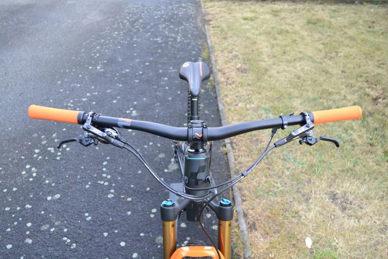 Cube AMS 100 C:68 TM (M) grey´n´orange Stav nového kola